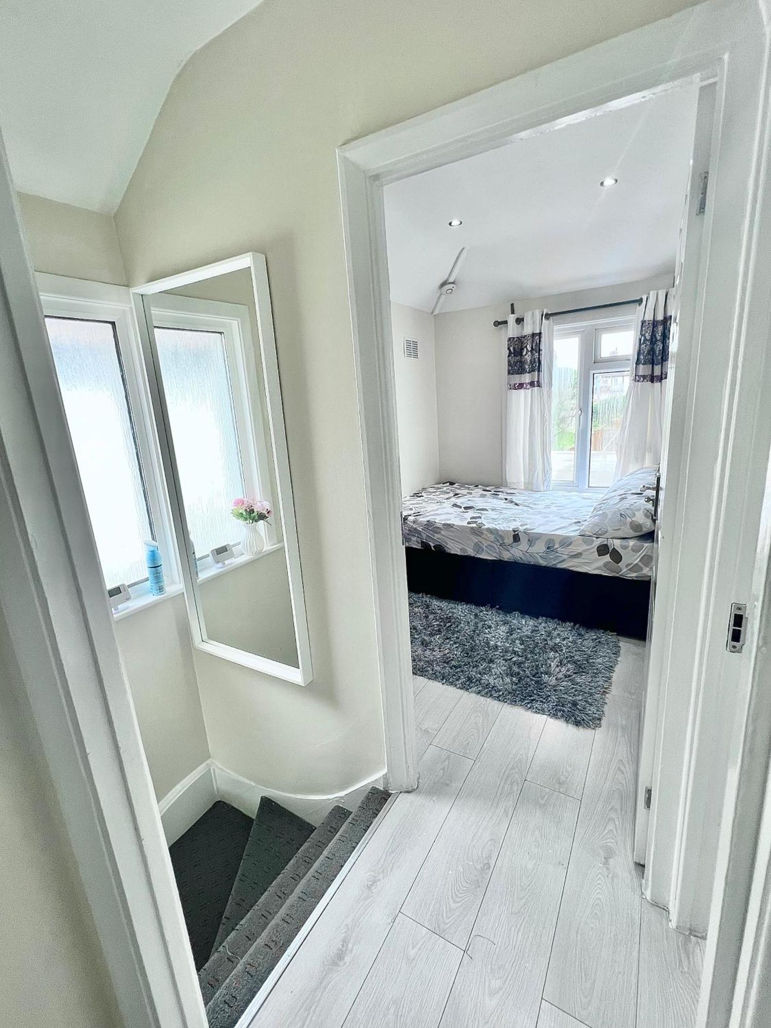 Apartamento Cosy Private Flat In London, Free Parking On Premise Carshalton Exterior foto